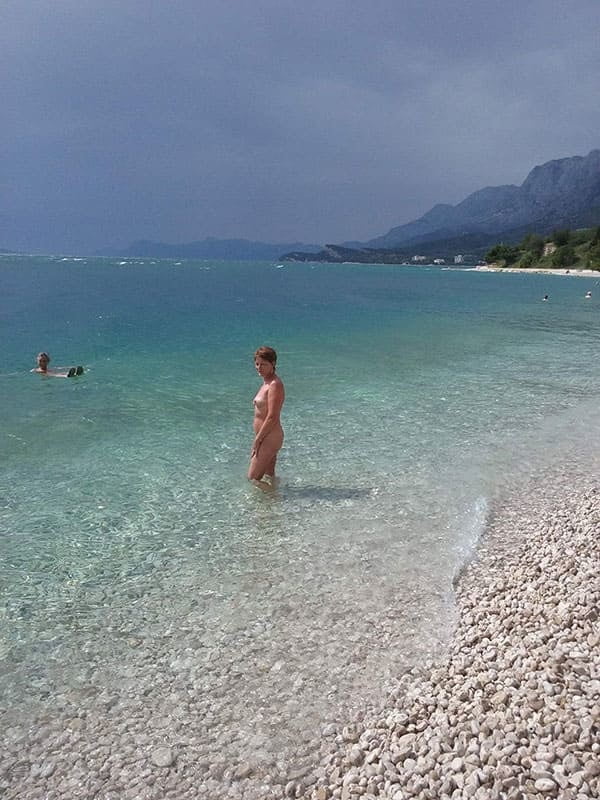 Amatore guardone sulla spiaggia
 #100746178