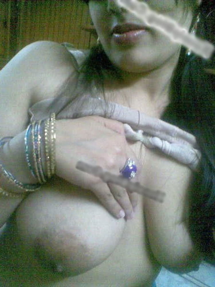 Indische Frau zeigt ihre großen Brüste und Muschi
 #81050996
