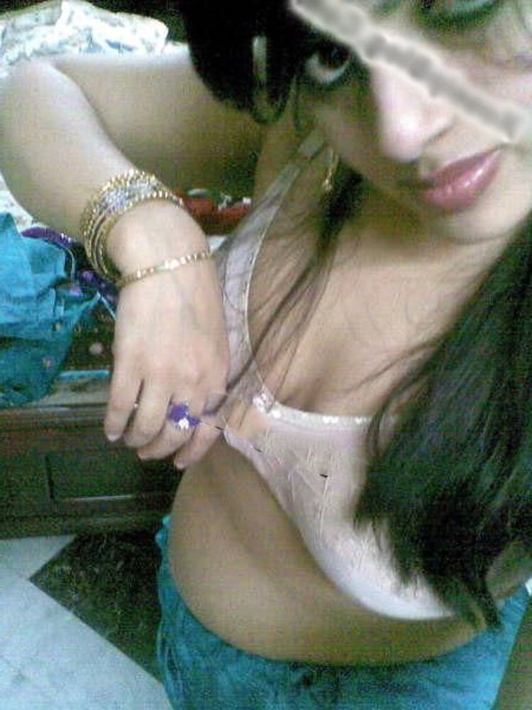 Indische Frau zeigt ihre großen Brüste und Muschi
 #81051000