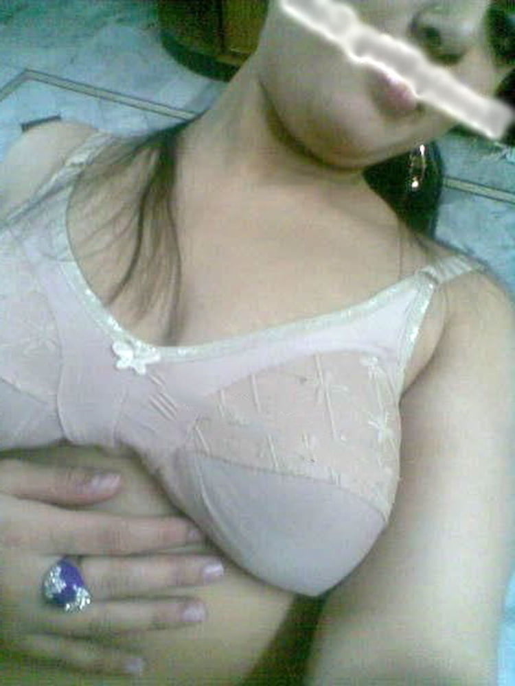 Indische Frau zeigt ihre großen Brüste und Muschi
 #81051002