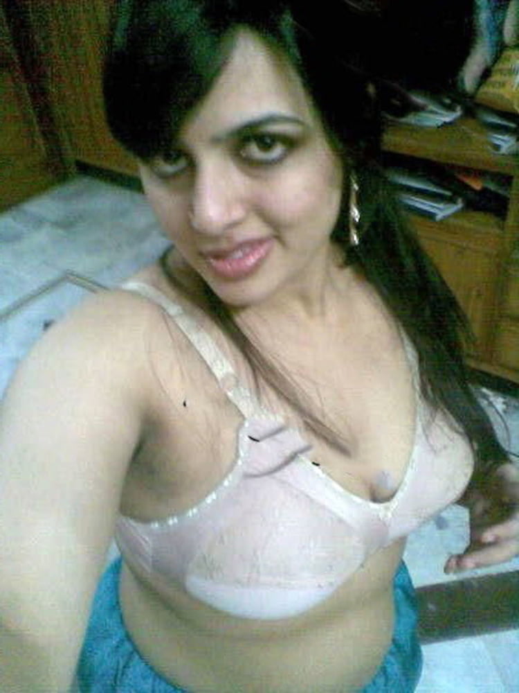 Indische Frau zeigt ihre großen Brüste und Muschi
 #81051004