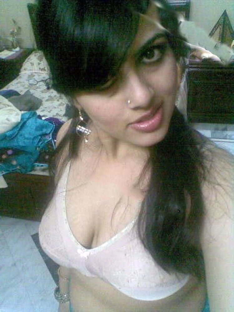 Indische Frau zeigt ihre großen Brüste und Muschi
 #81051006