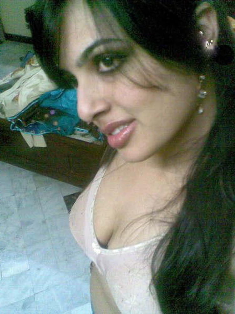 Indische Frau zeigt ihre großen Brüste und Muschi
 #81051008
