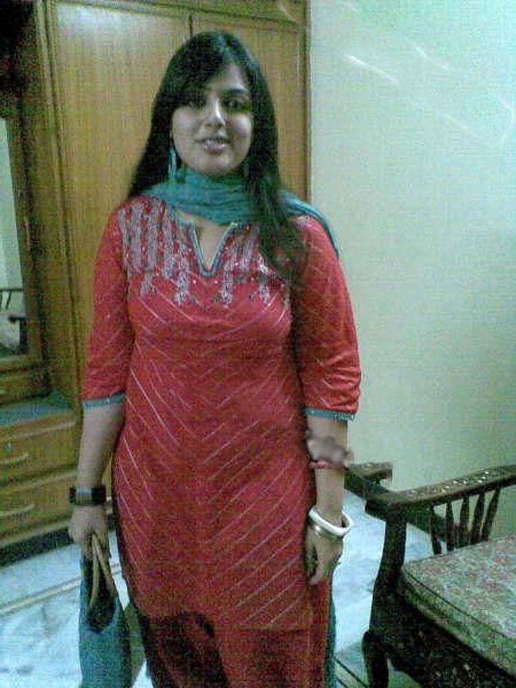 Femme indienne montrant ses gros seins et sa chatte
 #81051014