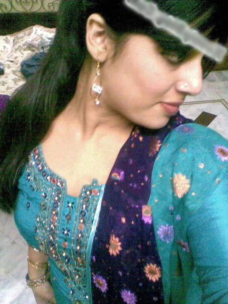 Indische Frau zeigt ihre großen Brüste und Muschi
 #81051016