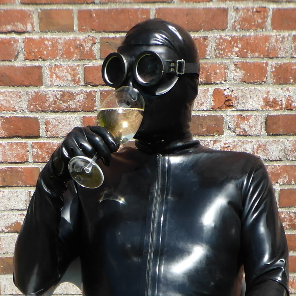 Saufen in Latex Gummi oder Leder
 #95511737