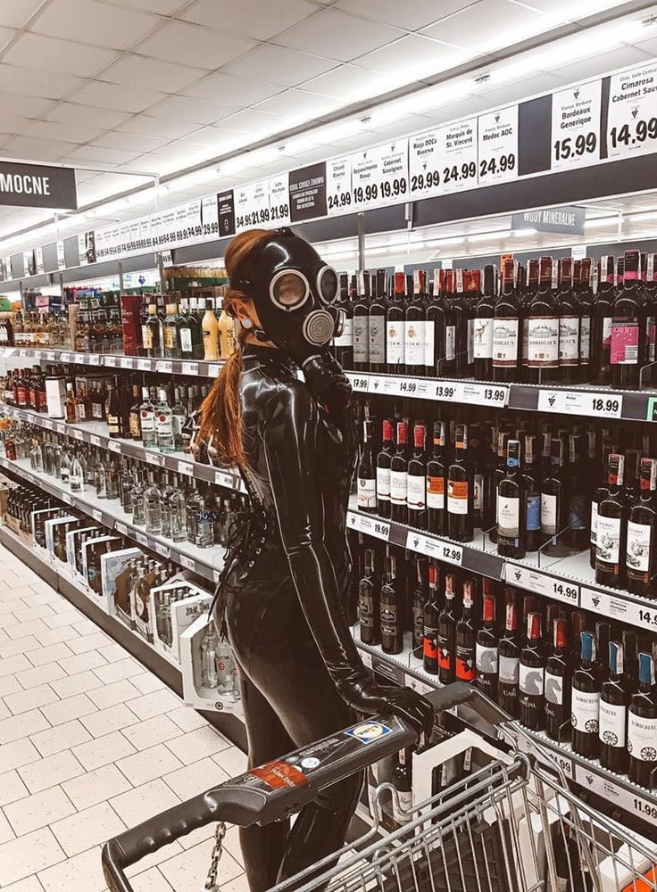 Drinking in latex  rubber or leather #95511784