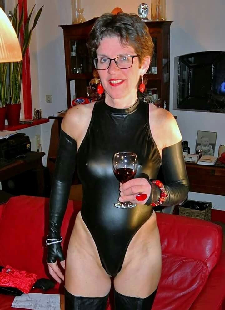 Drinking in latex  rubber or leather #95511839