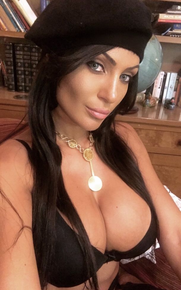 Fernanda Ferrari desnuda #109310928