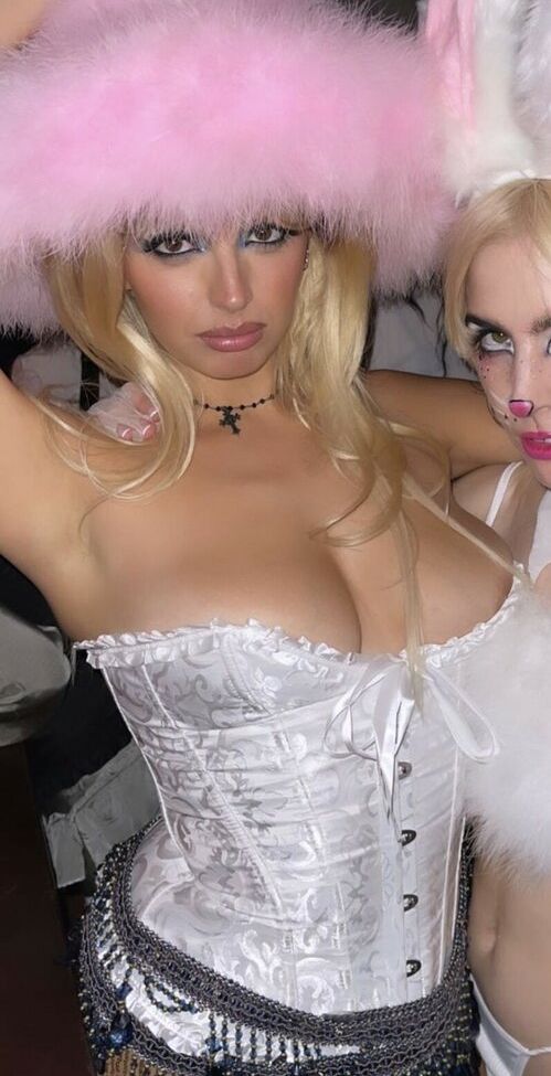 Rebecca Black nackt #109258455