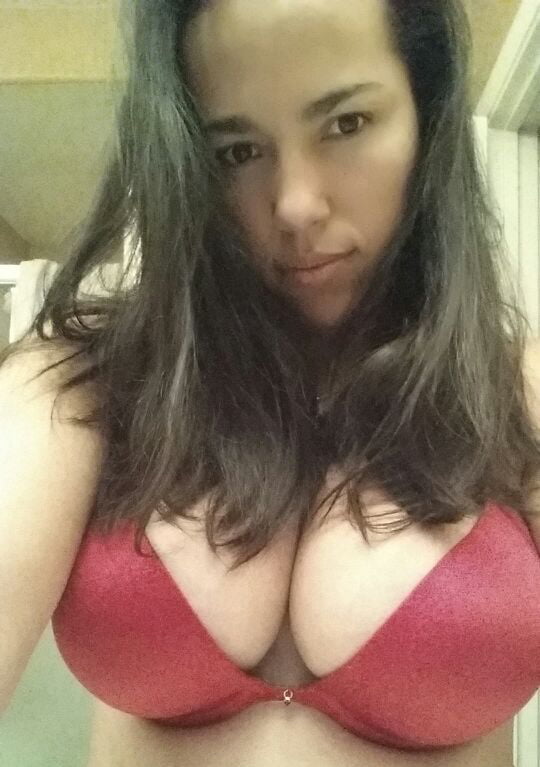 Laura zeigt ihre fetten Brüste
 #92278336
