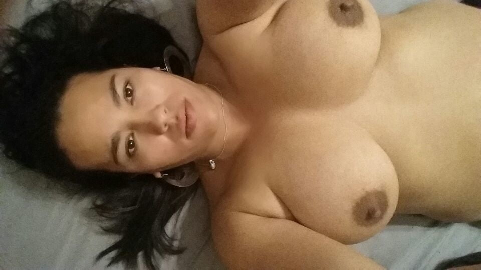 Laura zeigt ihre fetten Brüste
 #92278361