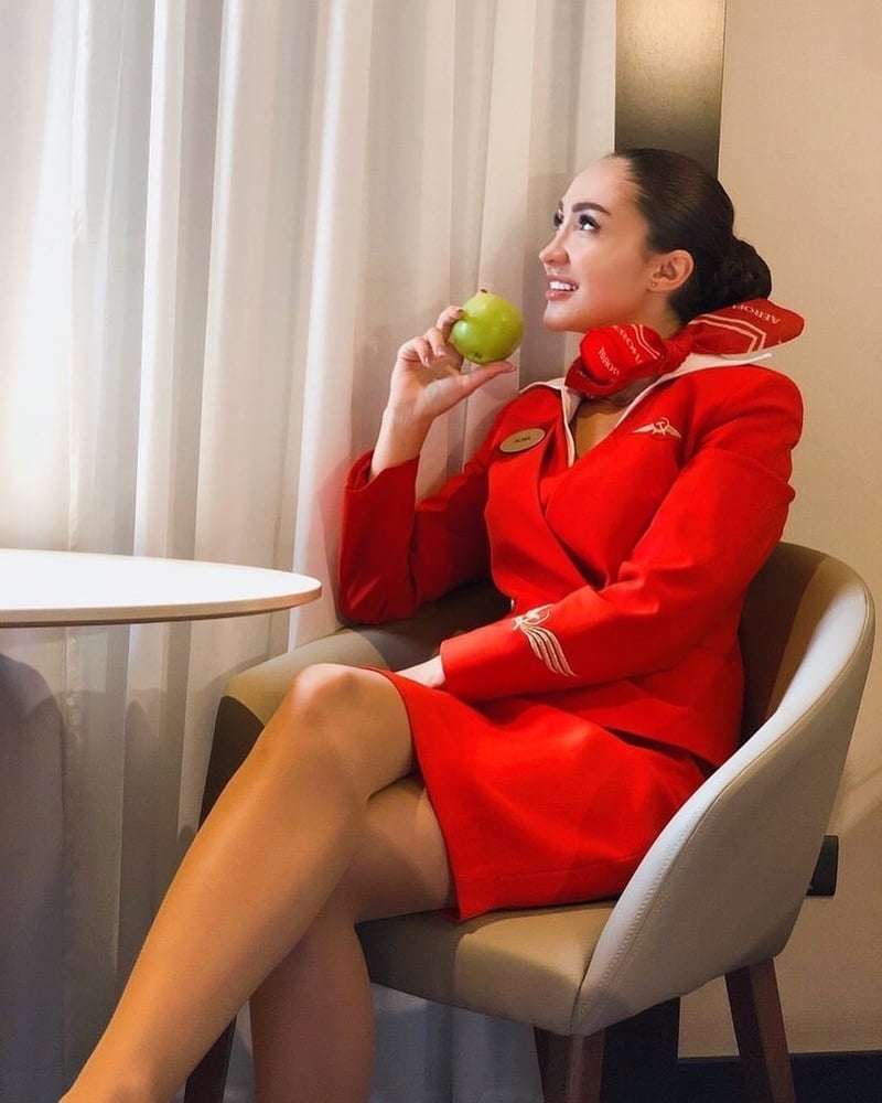 Hostess dell'aria - assistente di volo - personale di cabina - hostess
 #93943613