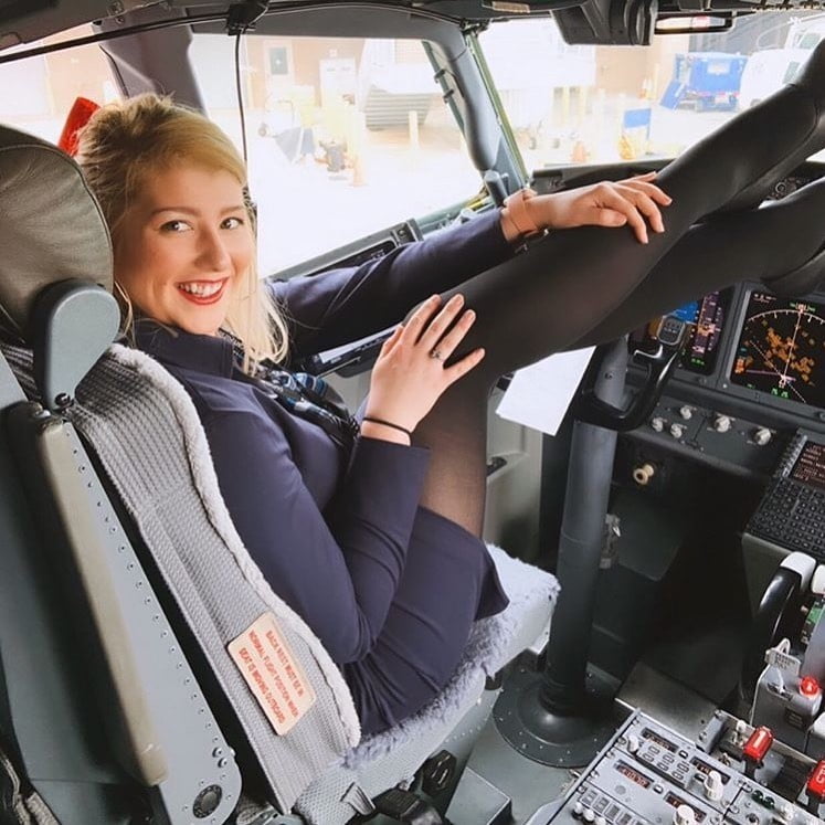 Hostess dell'aria - assistente di volo - personale di cabina - hostess
 #93943631