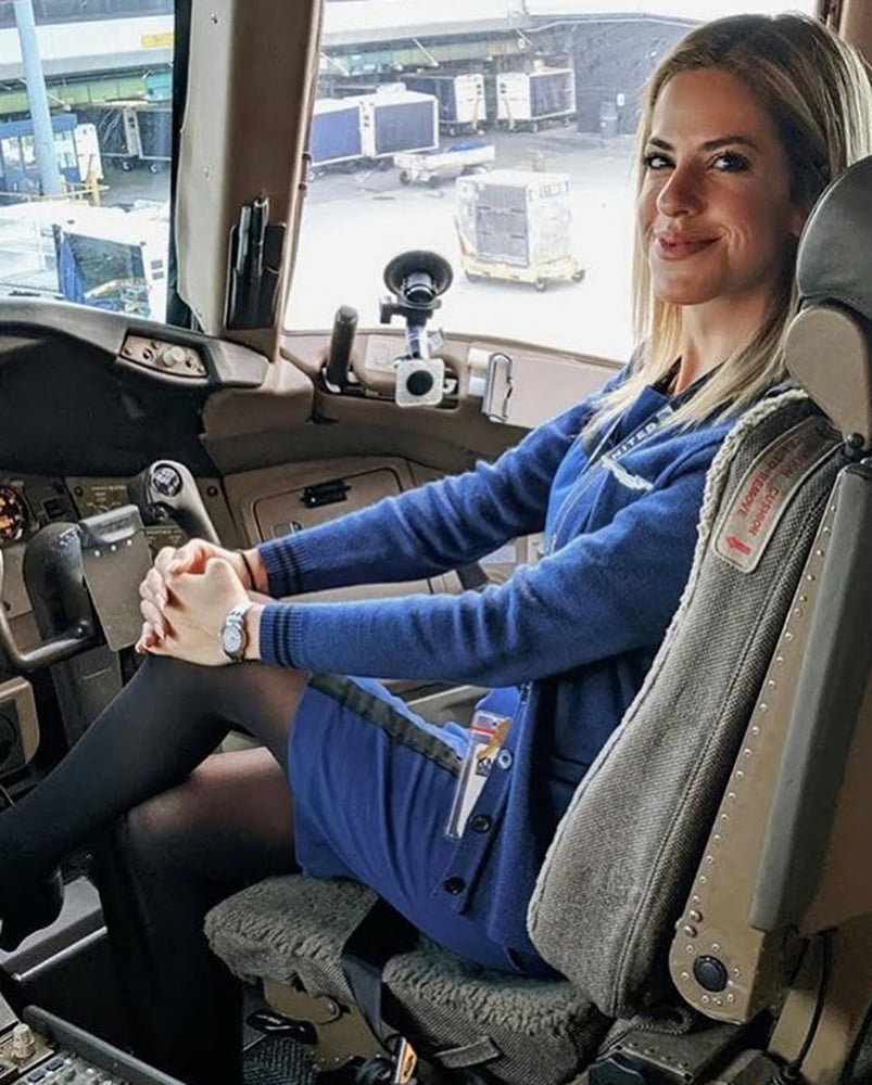 Hostess dell'aria - assistente di volo - personale di cabina - hostess
 #93943648