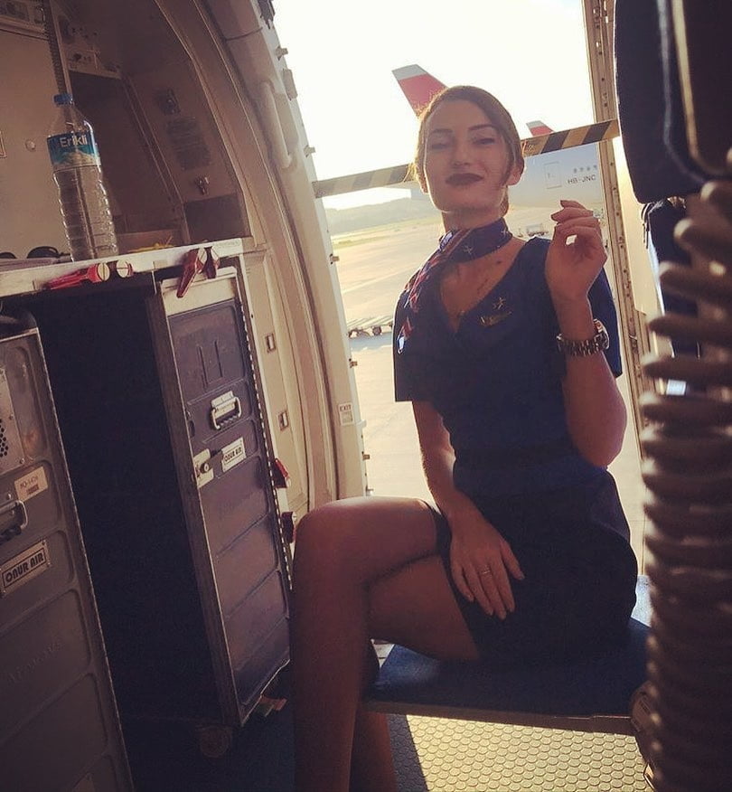 Hostess dell'aria - assistente di volo - personale di cabina - hostess
 #93943674