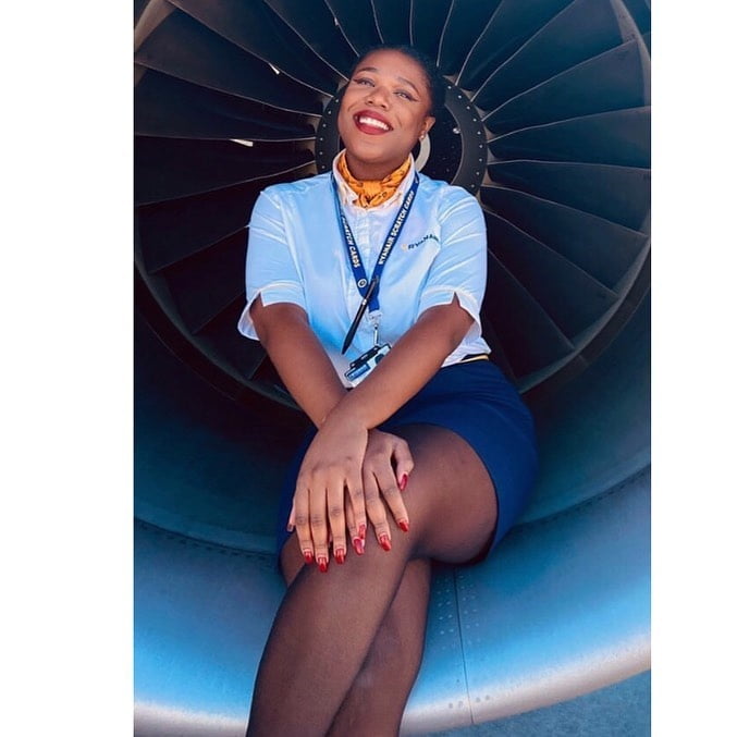 Hostess dell'aria - assistente di volo - personale di cabina - hostess
 #93943824