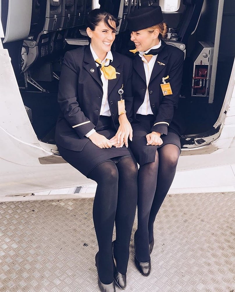 Hostess dell'aria - assistente di volo - personale di cabina - hostess
 #93943833