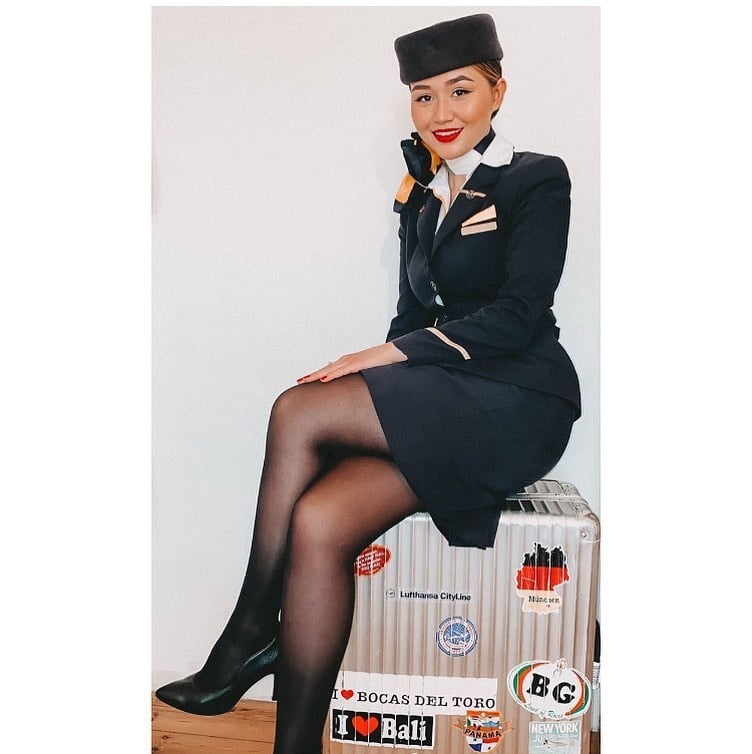 Hostess dell'aria - assistente di volo - personale di cabina - hostess
 #93943870