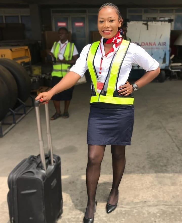 Hostess dell'aria - assistente di volo - personale di cabina - hostess
 #93943932
