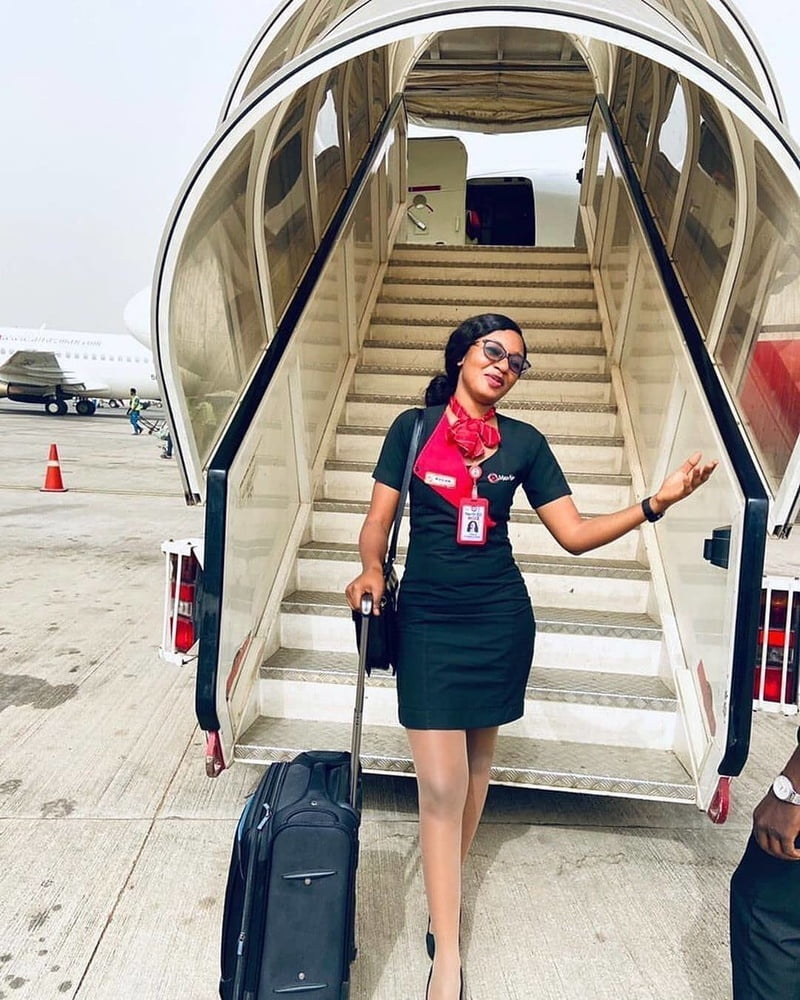 Hostess dell'aria - assistente di volo - personale di cabina - hostess
 #93943947