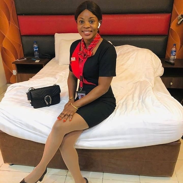 Hostess dell'aria - assistente di volo - personale di cabina - hostess
 #93943973