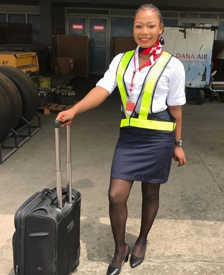 Hostess dell'aria - assistente di volo - personale di cabina - hostess
 #93943976