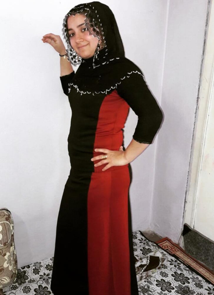 Turco curdo arabo hijab donne con un corpo splendido
 #99469414
