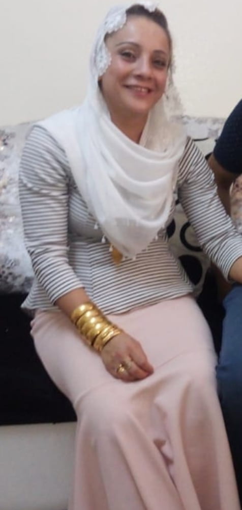 ゴージャスなボディを持つトルコのクルド人アラビアンヒジャブ女性
 #99469417