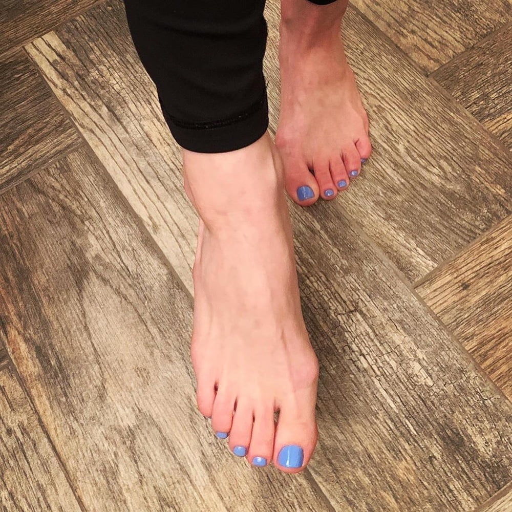 Sexy reina de los pies (pies, dedos de los pies, descalzos, chanclas)
 #80696094