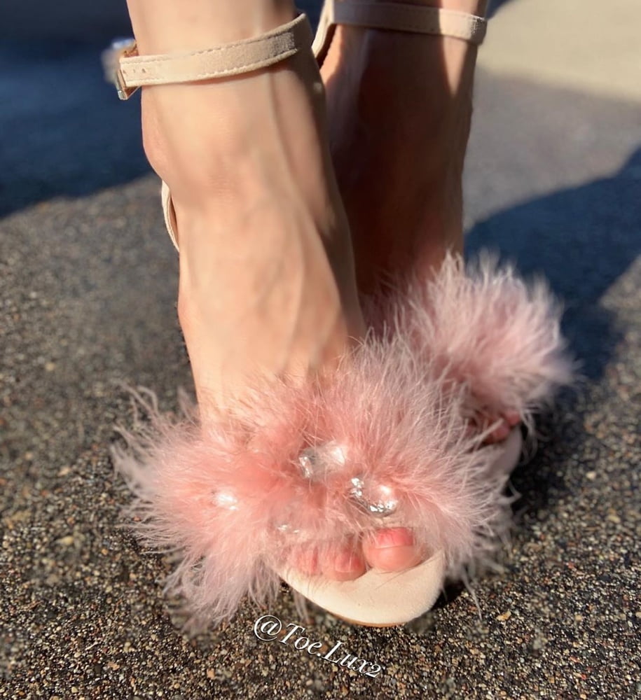 Sexy reina de los pies (pies, dedos de los pies, descalzos, chanclas)
 #80696226