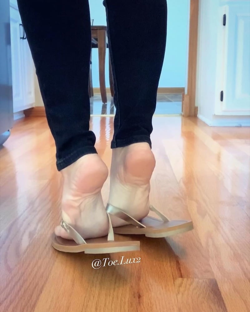 Sexy reina de los pies (pies, dedos de los pies, descalzos, chanclas)
 #80696279