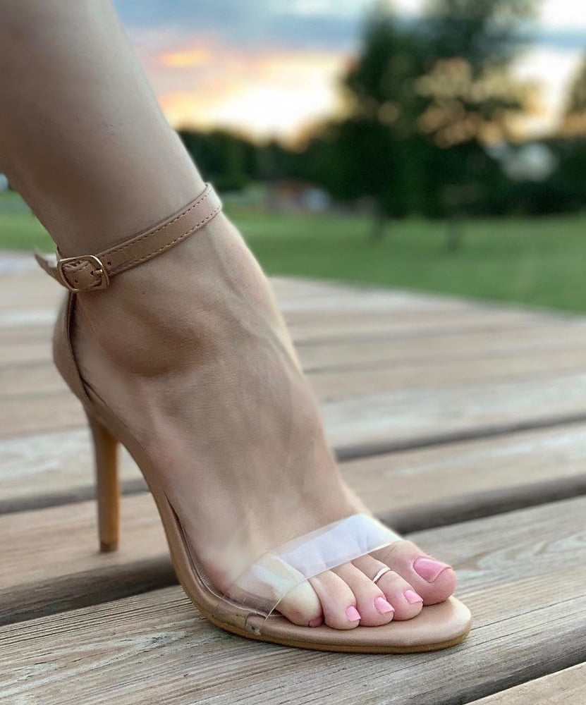 Sexy reina de los pies (pies, dedos de los pies, descalzos, chanclas)
 #80696407