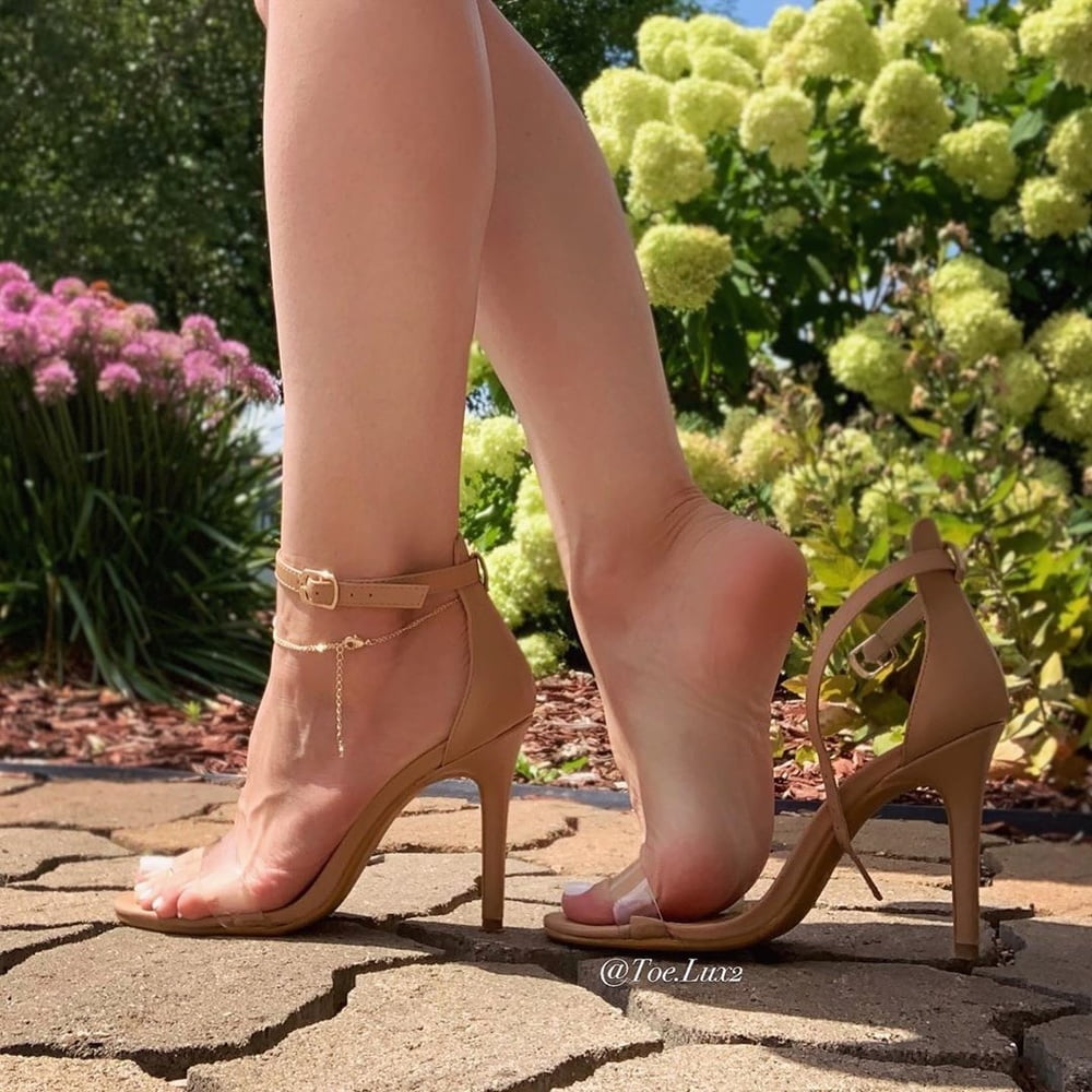 Sexy reina de los pies (pies, dedos de los pies, descalzos, chanclas)
 #80696410