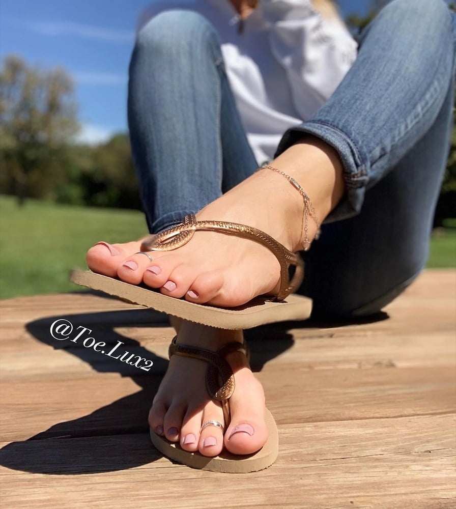 Sexy Fuß Königin (Füße, Zehen, barfuß, Flip Flops)
 #80696431