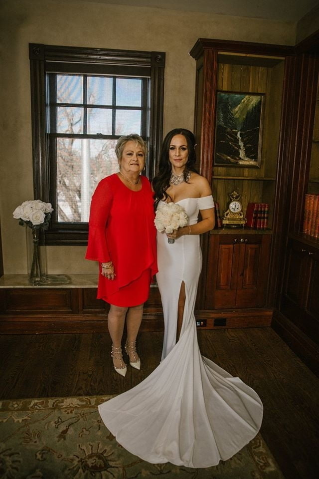 Sie ließ ihre Titten an unserem Hochzeitstag in der Öffentlichkeit los
 #81903677