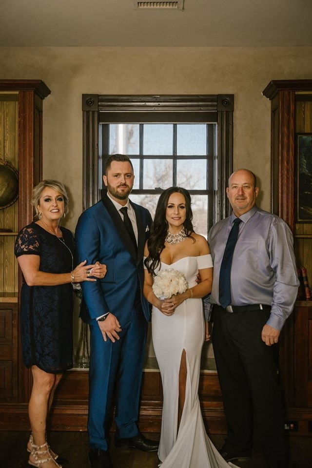 Sie ließ ihre Titten an unserem Hochzeitstag in der Öffentlichkeit los
 #81903681