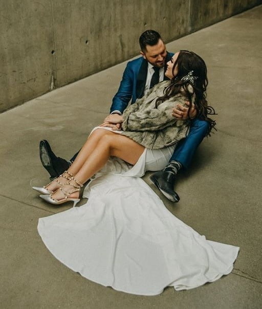 Sie ließ ihre Titten an unserem Hochzeitstag in der Öffentlichkeit los
 #81903693