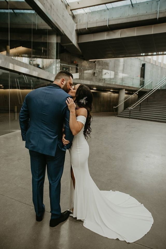 Sie ließ ihre Titten an unserem Hochzeitstag in der Öffentlichkeit los
 #81903699