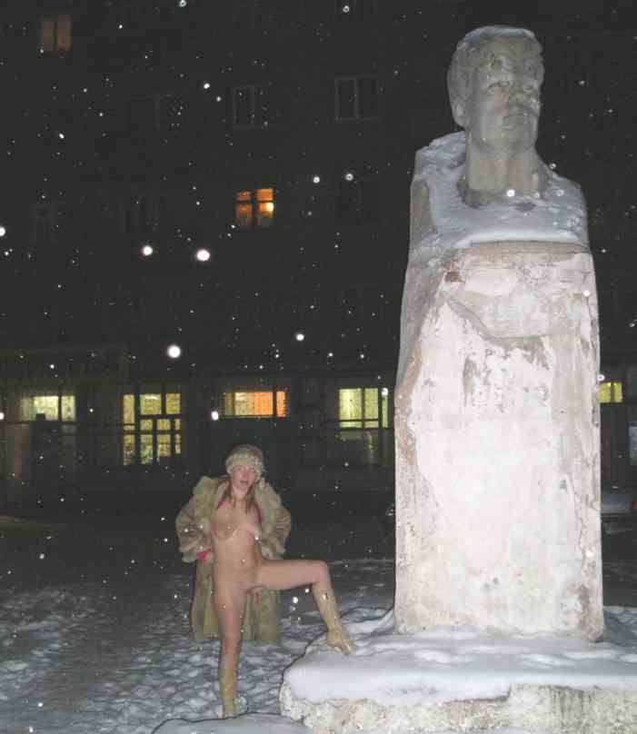 雪の中のロシア人の裸! (写真交換)
 #94427752