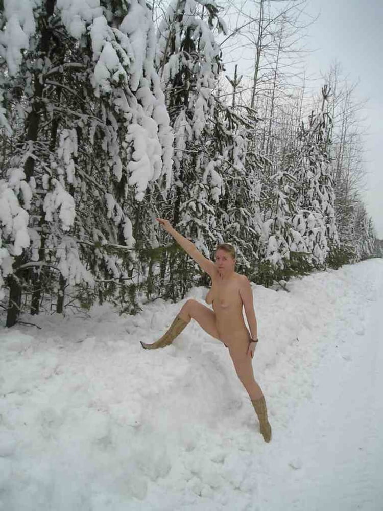 雪の中のロシア人の裸! (写真交換)
 #94427824