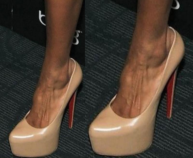 Ciaras sexy Beine Füße und High Heels
 #96992128