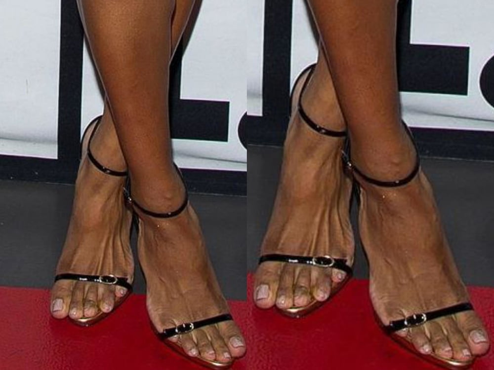 Ciara pieds jambes sexy et talons hauts
 #96992161