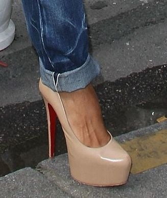 Ciara pieds jambes sexy et talons hauts
 #96992177