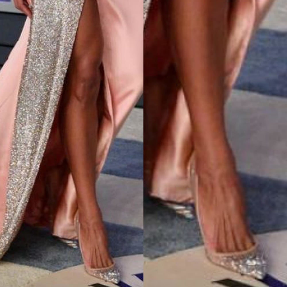 Ciara pieds jambes sexy et talons hauts
 #96992189