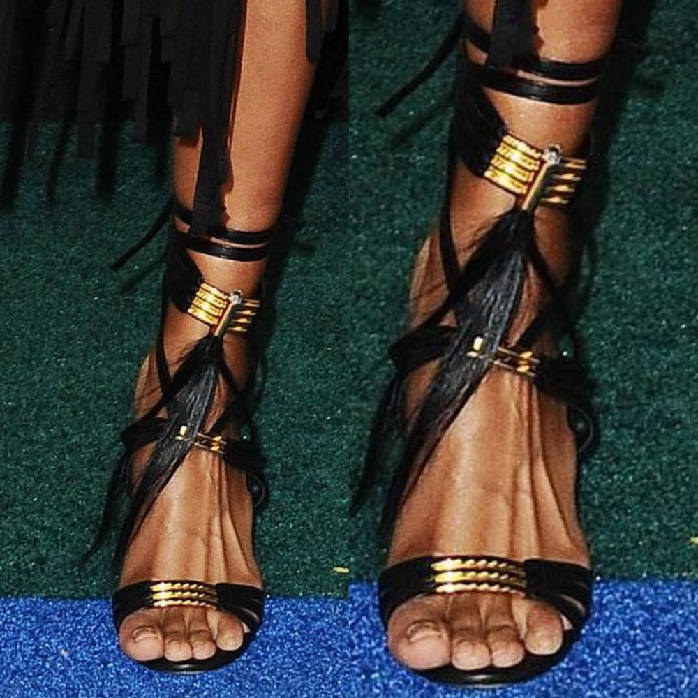 Ciara pieds jambes sexy et talons hauts
 #96992227