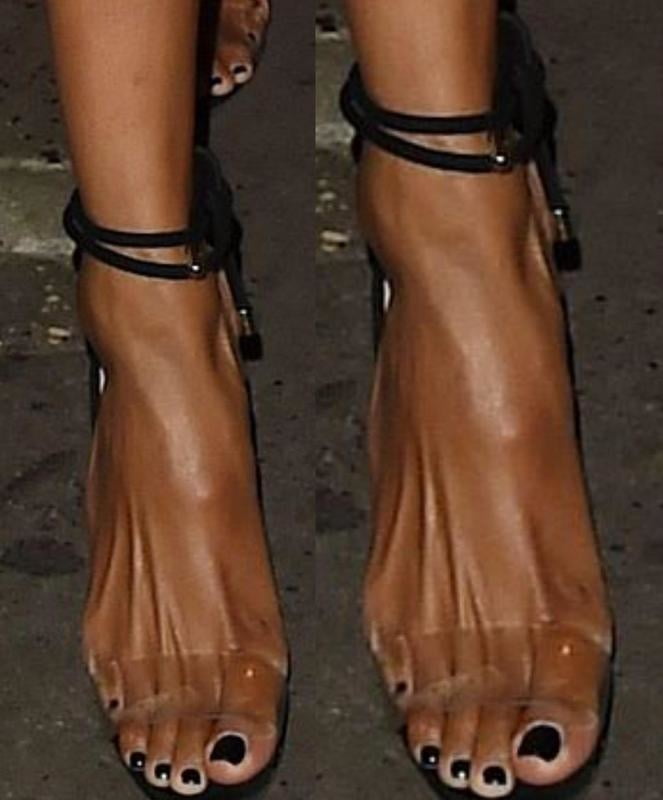 Ciara pieds jambes sexy et talons hauts
 #96992245