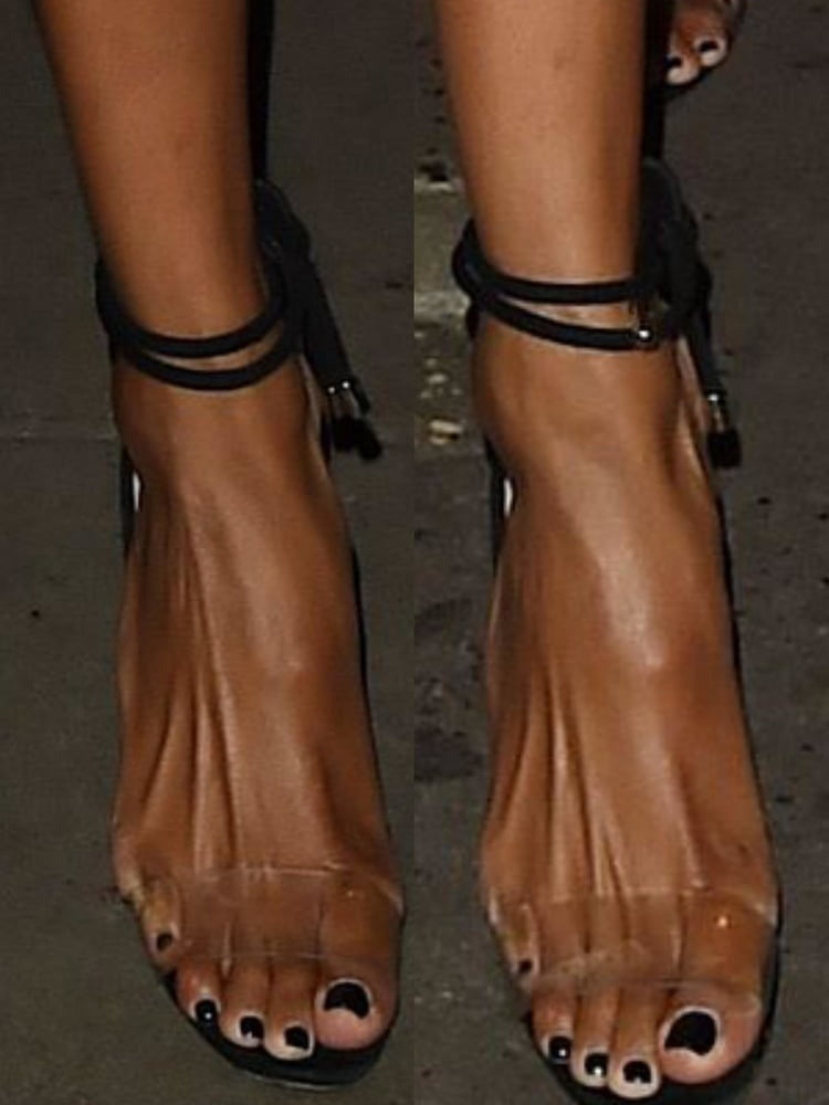 Piedi della gamba sexy di Ciara e tacchi alti
 #96992252
