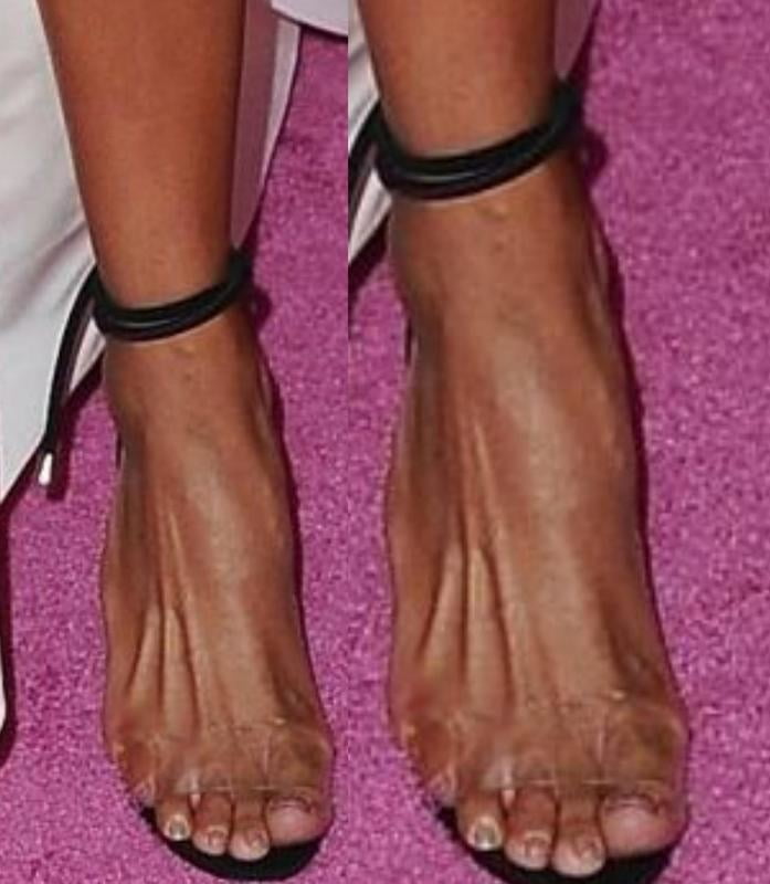 Piedi della gamba sexy di Ciara e tacchi alti
 #96992304