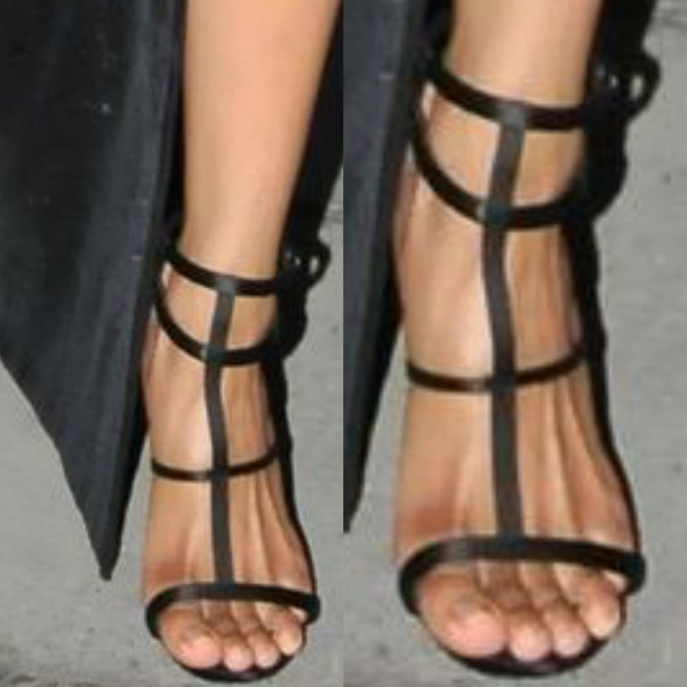 Ciara sexy pies de la pierna y los tacones altos
 #96992923